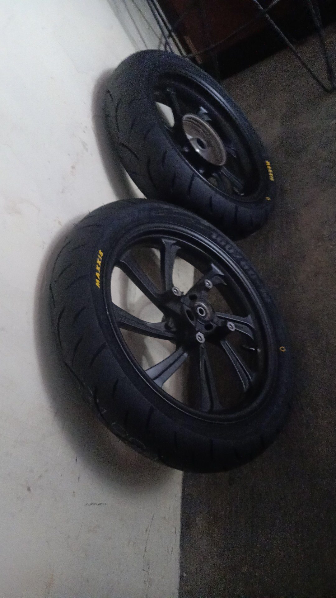 paket ban luar maxxis victra uk 100 / 80 -14 dan 120 / 70