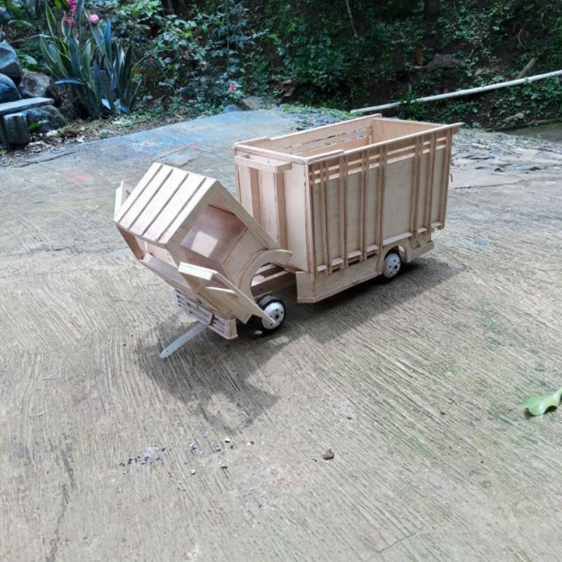 Miniatur truk oleng Kayu / truk oleng / miniatur truk oleng mentahan ( kabin jungkit, pintu buka,an 