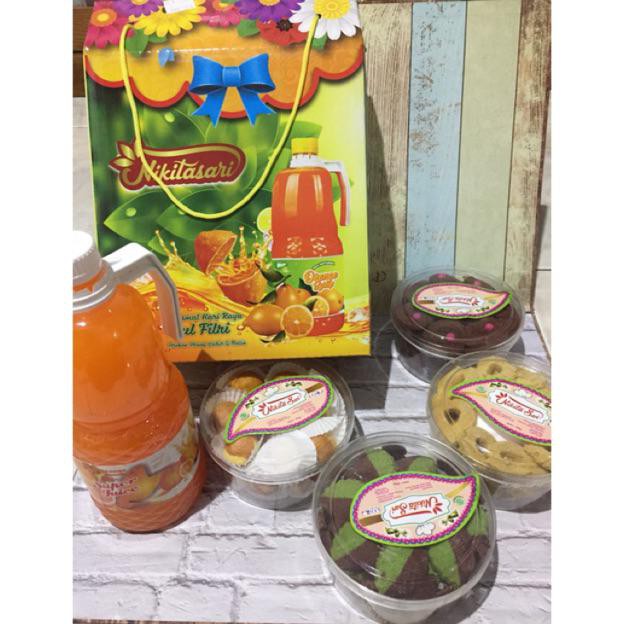 

Kue lebaran plus sirup syrup - kue paketan sirup - paketan kue 4 toples - kue nikitasari