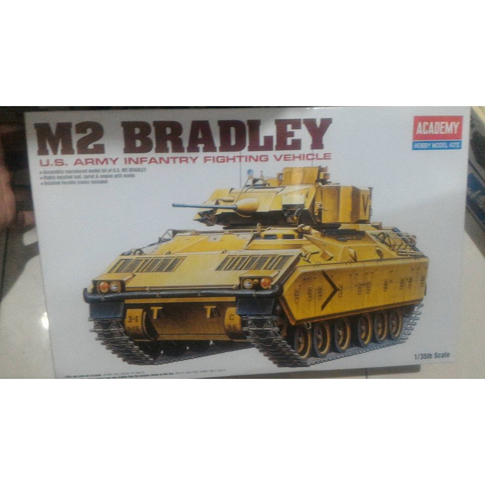 1/35 Academy M2 Bradley U.S. Army Infantry Fighting Vehicle