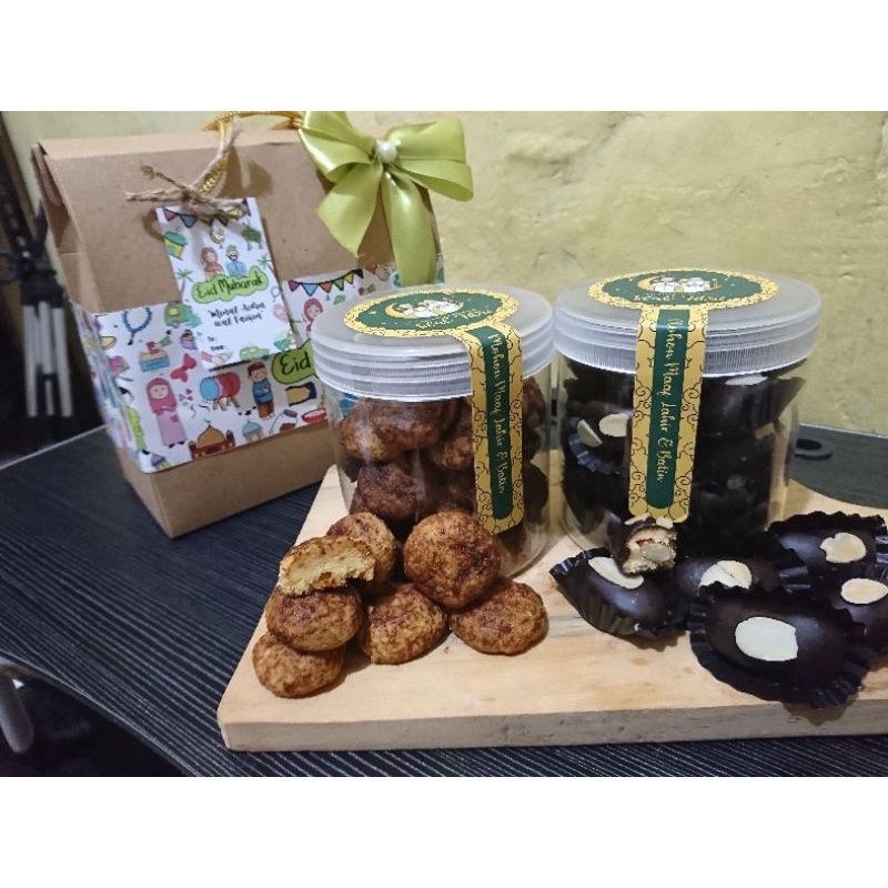 

Hampers kue lebaran cookies lebaran premium nastar kastengel sagu keju palm cheese almond mede