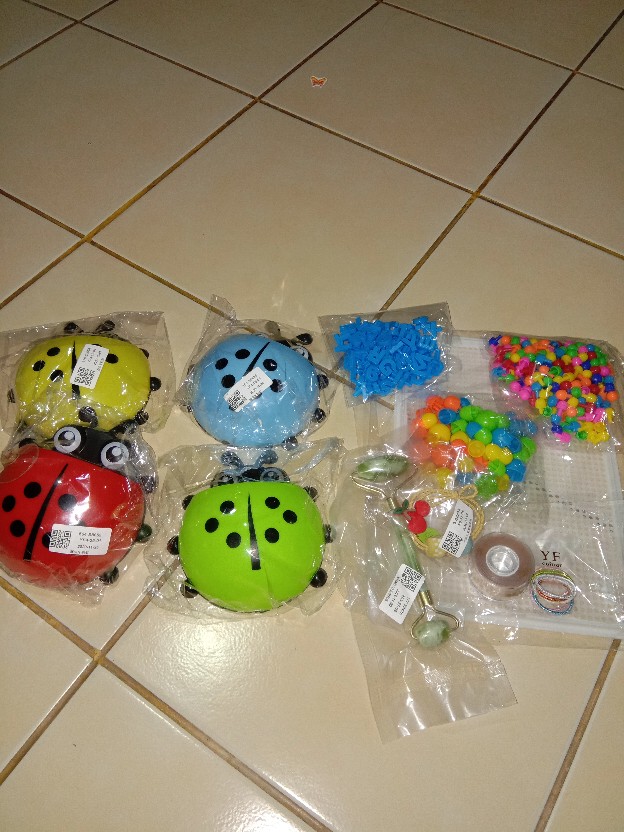 Bathroom Wall-mounted Suction Cartoon Ladybug Toothbrush Storage Holder /household Cute Wall Sucker Hooks Brush Container Cup Shelf