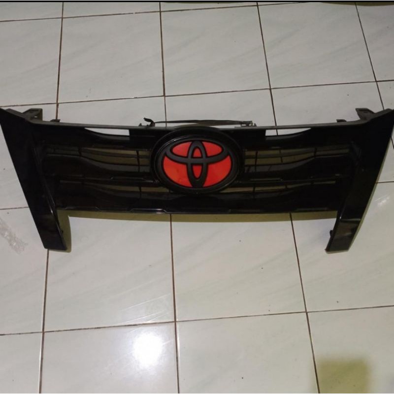 emblem logo depan toyota fortuner 2016-2020 hitam merah