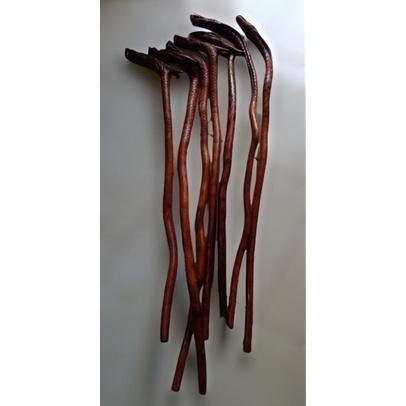 Tongkat jalan stigi ukir