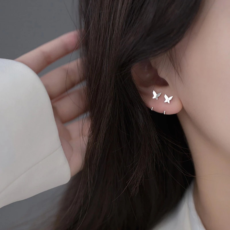 1 Pasang Anting Stud Kait Desain Hewan Kupu-Kupu Menari Model Simple Untuk Hadiah Perhiasan Wanita