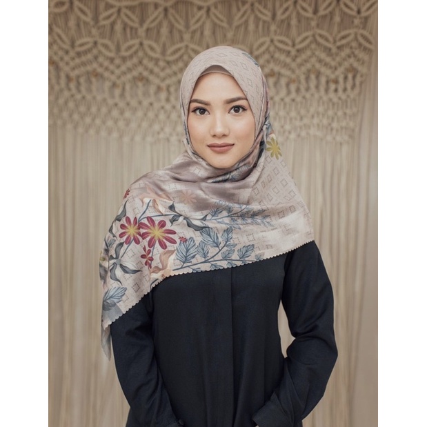 LOLLY SCARF WEARING KLAMBY