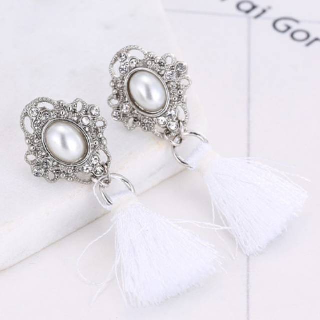 Anting putih panjang