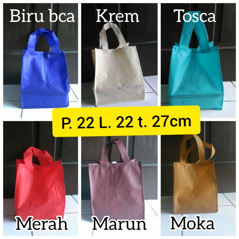 

Tas spunbond polos 22 utk bento / nasi kotak / bingkisan / hantaran kue , buah, dll murah isi 12 pcs
