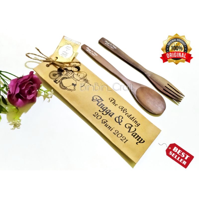 SOUVENIR PERNIKAHAN SENDOK GARPU KAYU SONOKELING KEMAS AMPLOP TEBAL  CETAK SABLON IKAT TALI RUSTIK