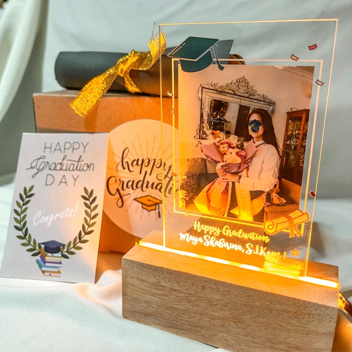 

HAMPERS ACRYLIC SET ULANG TAHUN / ANNIVERSARY / GRADUATION - BARU