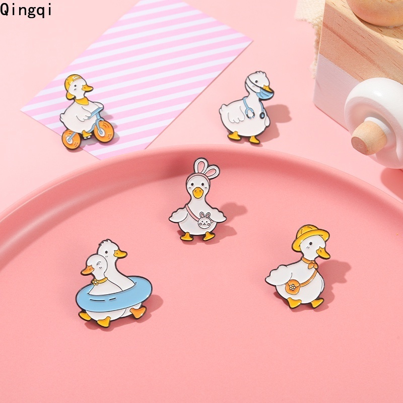 Bros Pin Enamel Bentuk Kartun Bebek Bersepeda Untuk Anak Perempuan