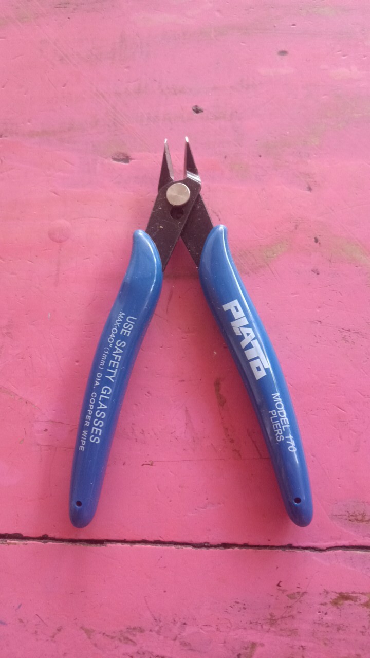 Tang Potong Komponen Atau Kupas Kabel