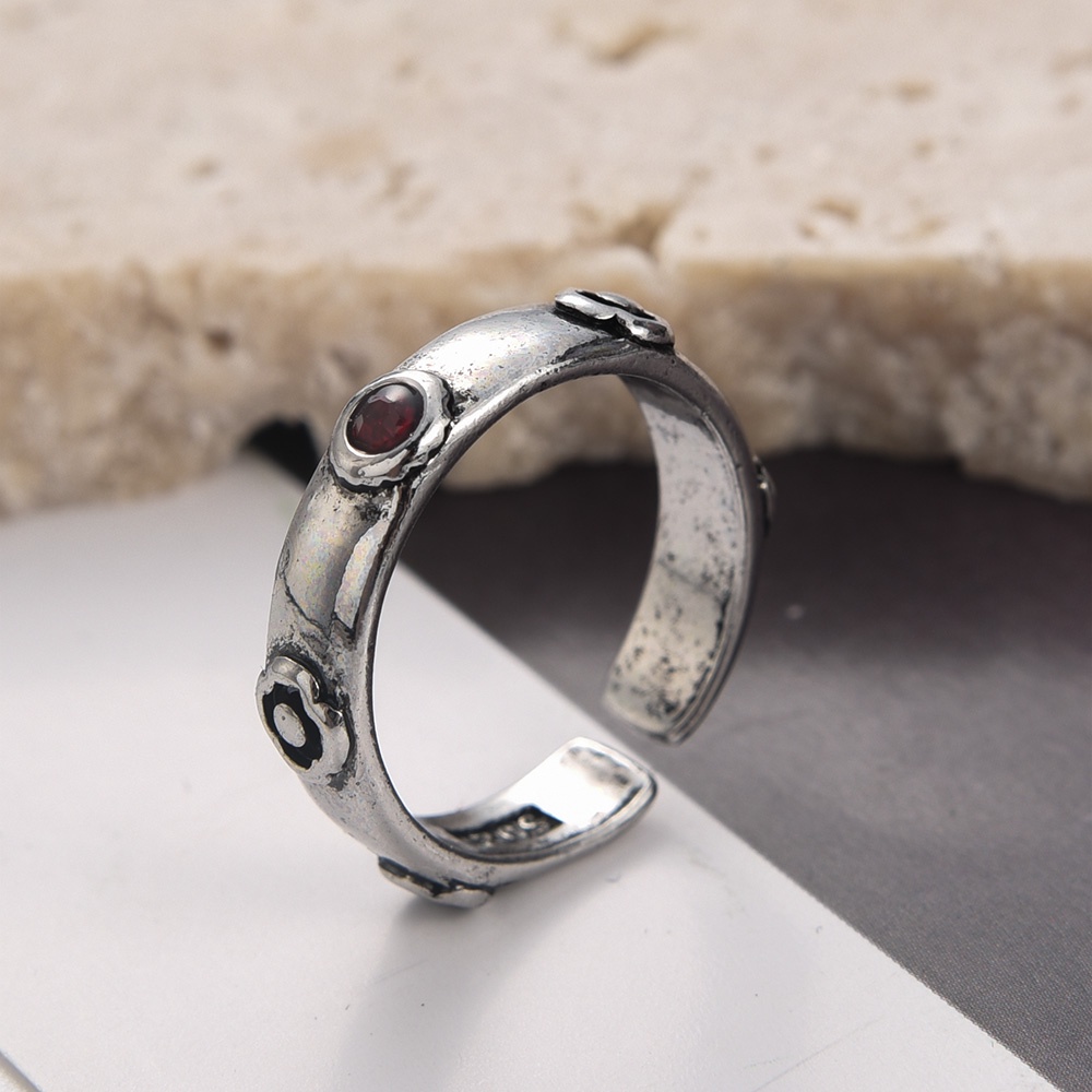 Cincin Model Terbuka Dapat Disesuaikan Bahan Logam Aksen Berlian Imitasi Warna Merah Gaya Anime