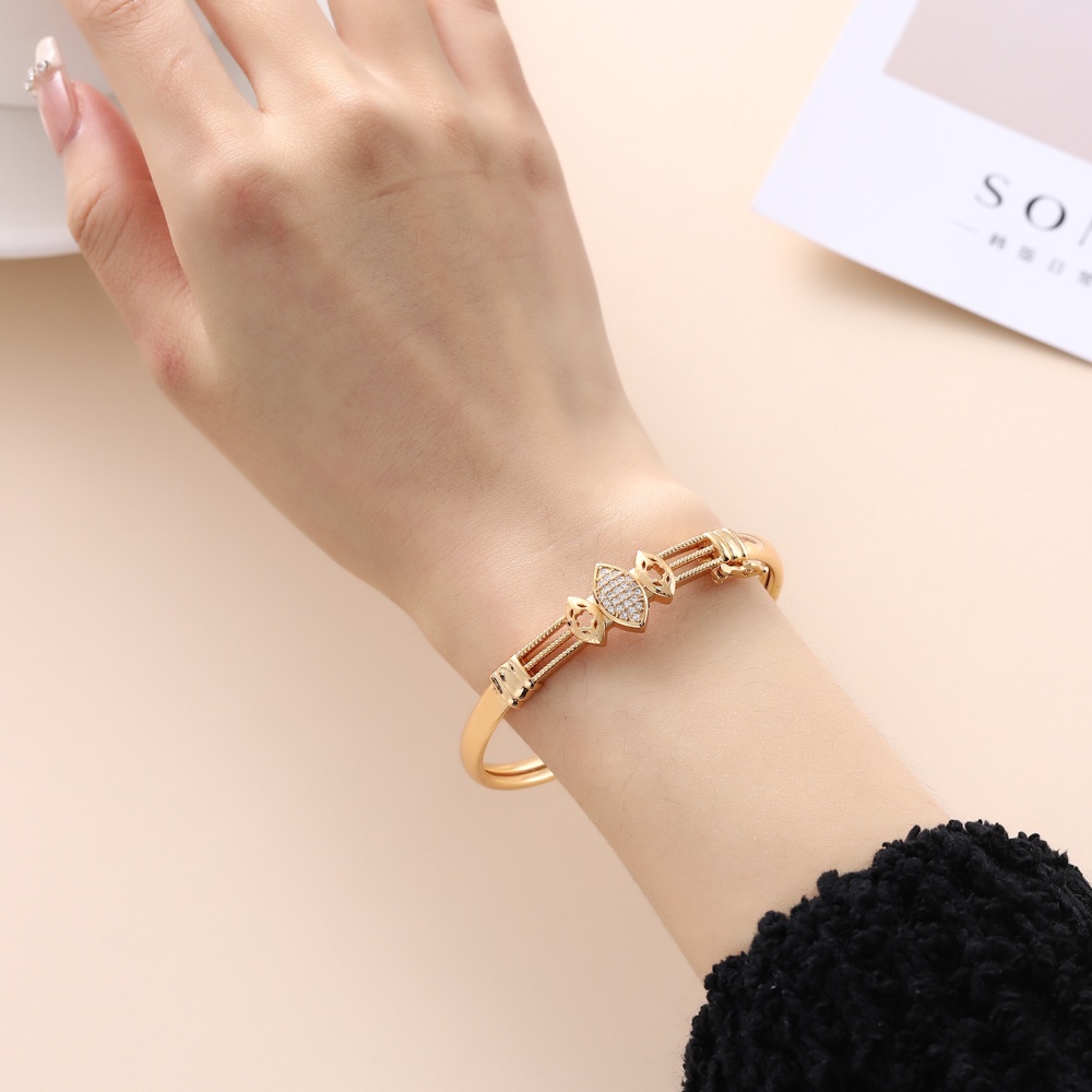 D.G.C✨COD✅Gelang Tangan Wanita Dewasa Titanium Anti Karat  Mewah Rose Gold Aksesoris Fashion Perhiasan Emas D551