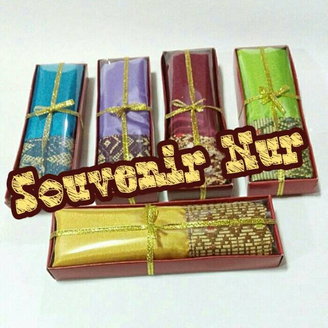 

Soubenir dompet serut satin warna warni kemasan box + pita emas + sablon nama