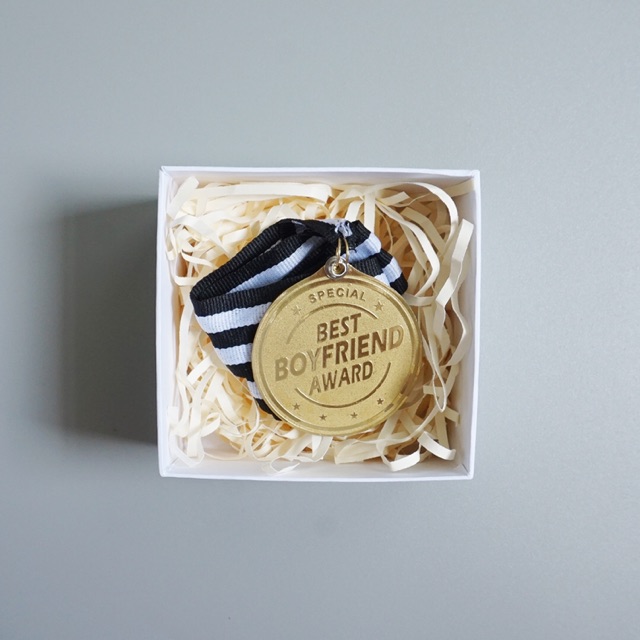 

Goodiebox Paket Mini Box dan Medali Best Boyfriend Award Kado