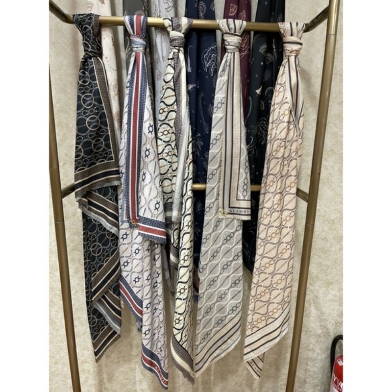 CHAIN SCARF WEARING KLAMBY