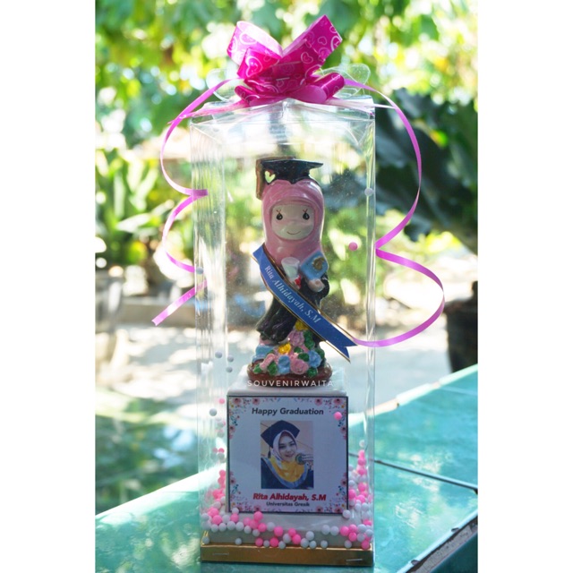 Patung Wisuda cewek cowok Podium