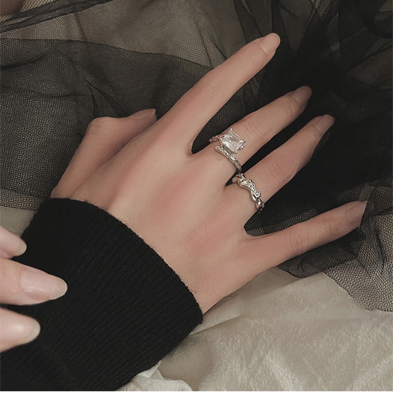 Cincin Bentuk Geometri Aksen Berlian Imitasi Bahan Alloy Untuk Wanita