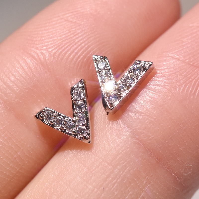 Kreatif Temperamen Pribadi Berlian Huruf V-Berbentuk Anting-Anting