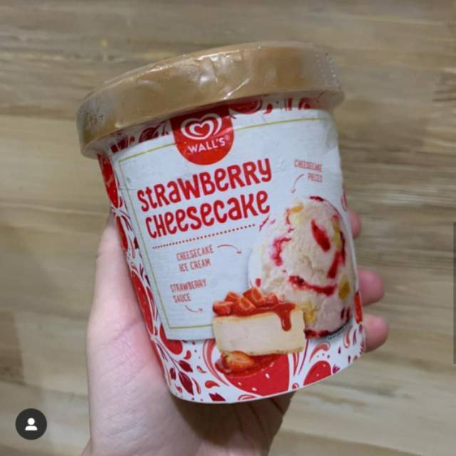 READY Strawberry Cheesecake Besar 750 ml Walls Ice Cream Es Krim