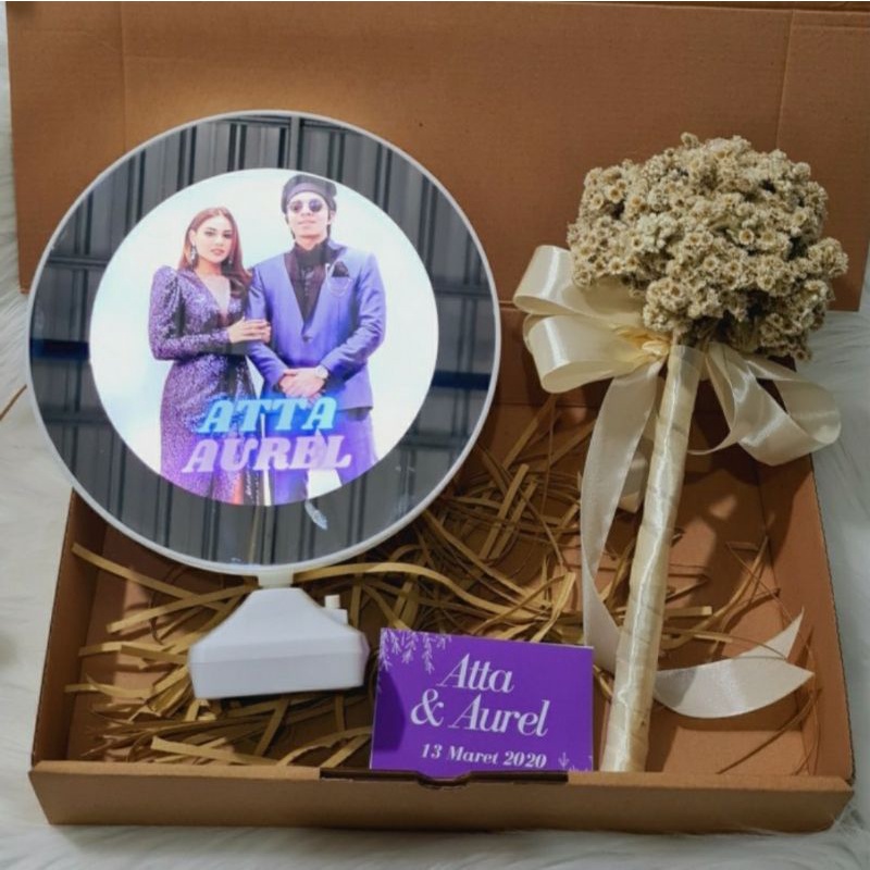 

Hampers Cermin Custom dengan Buket Bunga