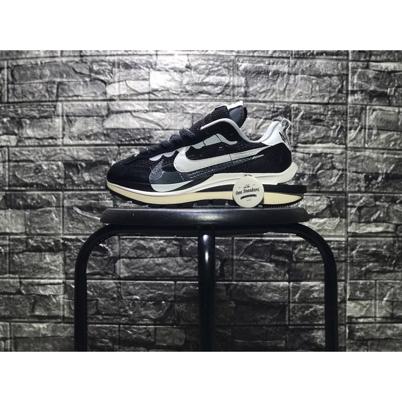 SEPATU SNEAKERS VAPORWAFFLE x SACAI BLACK SUMMIT WHITE PURE PLATINUM-BLACK WHITE