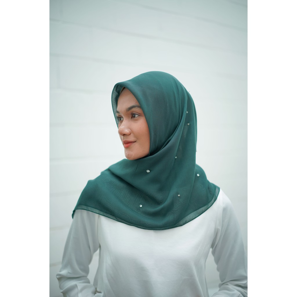 BELLA SCARF SWAROVSKI - AYU DYAH ANDARI