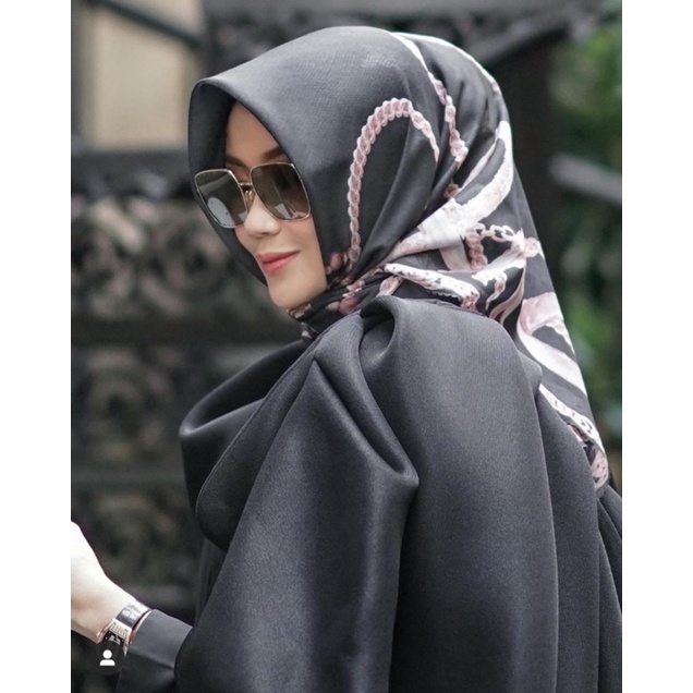 BUNDLING BUTTONSCARVES THE CHAIN SERIES BLACK AND IVORY