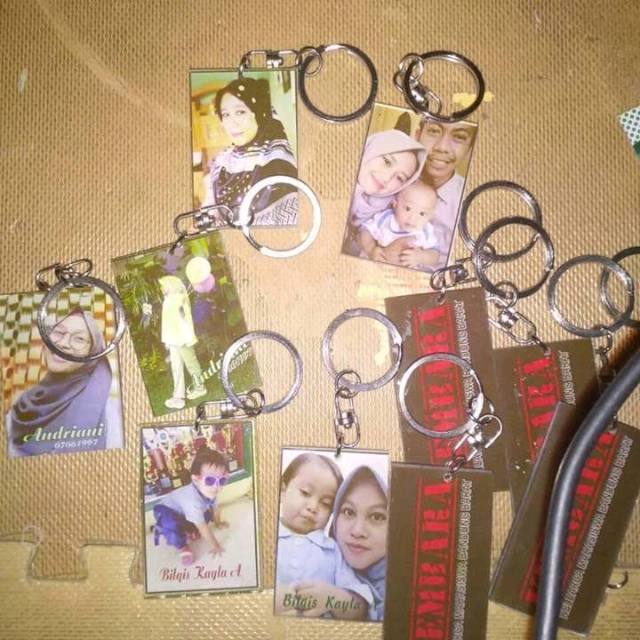 

Souvenir ,gantungan kunci, name tag, dan stiker