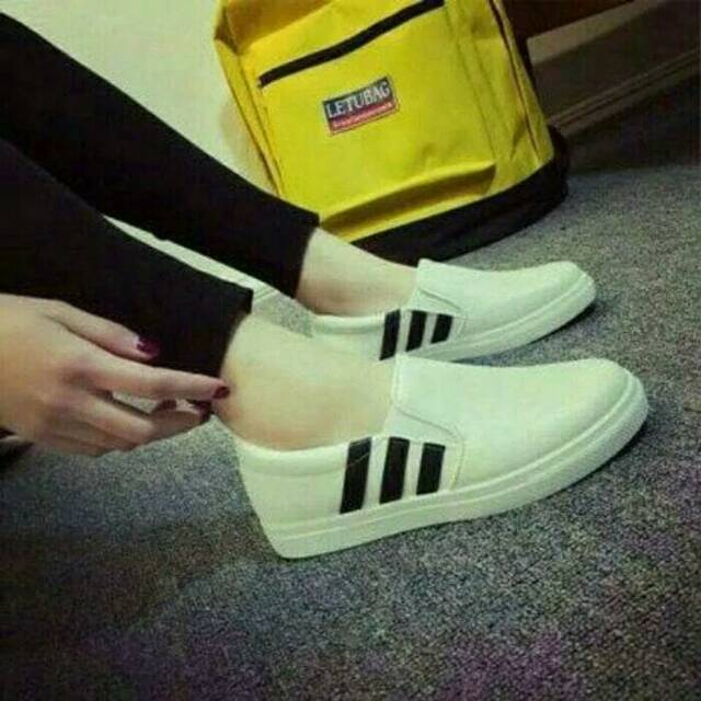 SEPATU SLIP ON ADIDAS PUTIH