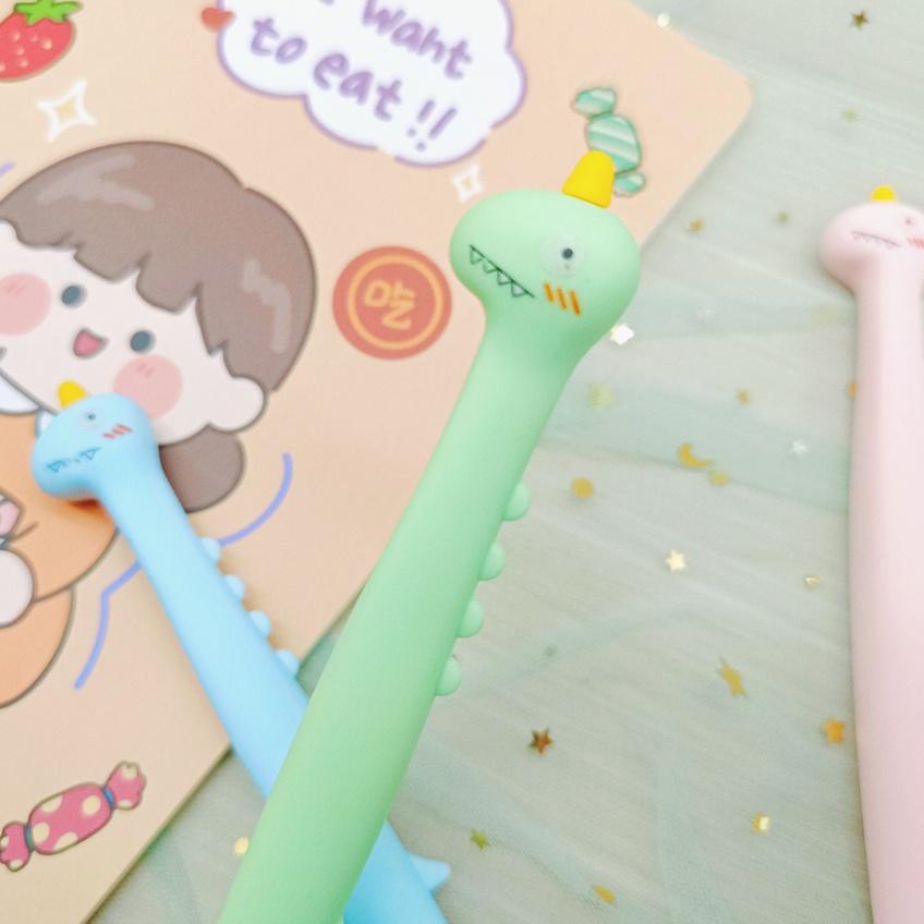 

Produk Hemat 1 LUSIN ( 12 BIJI ) PULPEN GEL MOTIF DINO LUCU IMUT / BOLPEN GEL KARAKTER DINO