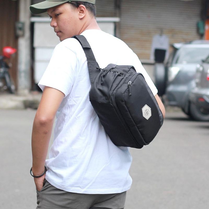 New Arrival - Tas Salempang pria slingbag waistbag pinggang jumbo bahan premium original - Hitam