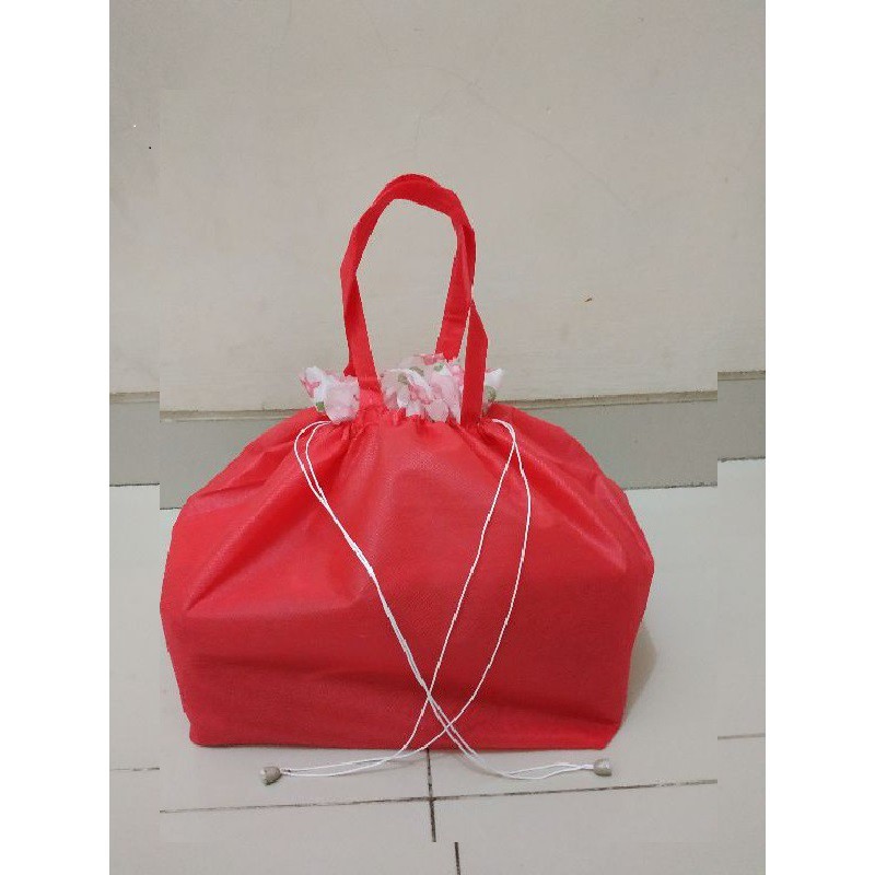 

TAS KAIN / SPONBONd / GOODIE BAG BESEK / KOTAK NASI SERUT 18 x 18