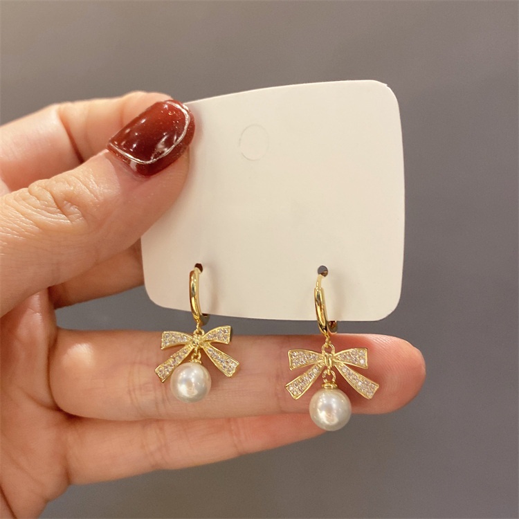 Anting Tusuk Gantung Wanita Desain Pita Hias Mutiara + Berlian Gaya Simple Untuk Hadiah