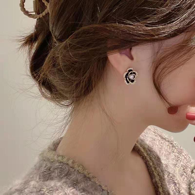 Anting Giwang Handmade Model Bunga Camellia Dengan Mutiara Hitam Putih Gaya Korea Untuk Wanita