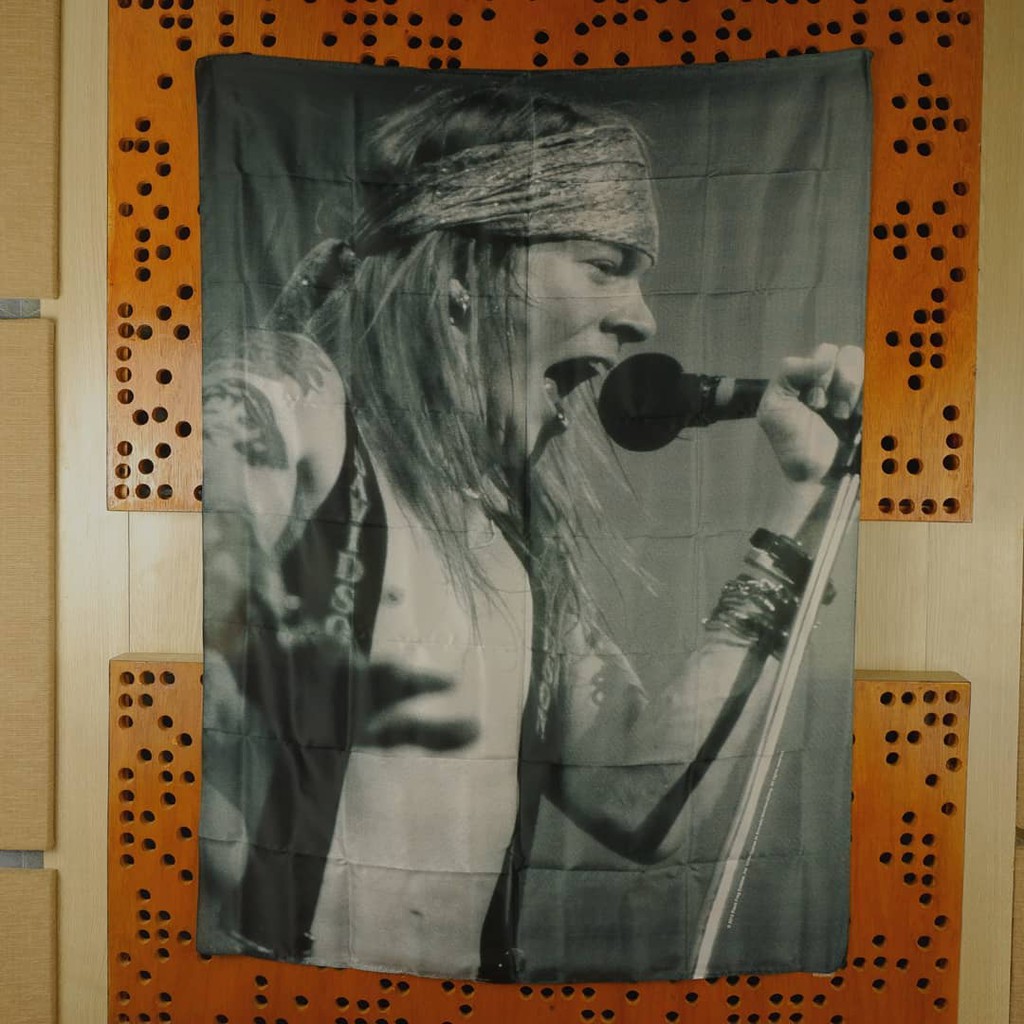 TEXTILE POSTER - GUNS N ROSES AXL ROSE STANDING
