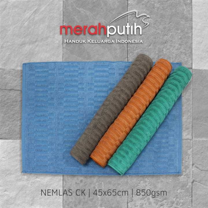 Keset Handuk Merah Putih Bathmat Kamar Mandi Serap Air 42x65 Cm