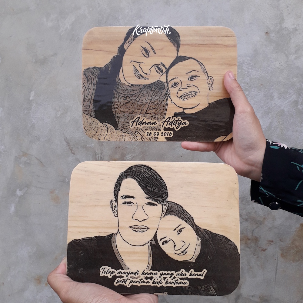 SKETSA KAYU, SKETSA WAJAH, LUKISAN KAYU,  KADO ULANG TAHUN, BINGKAI FOTO KADO WISUDA, FOTO KAYU, SKE