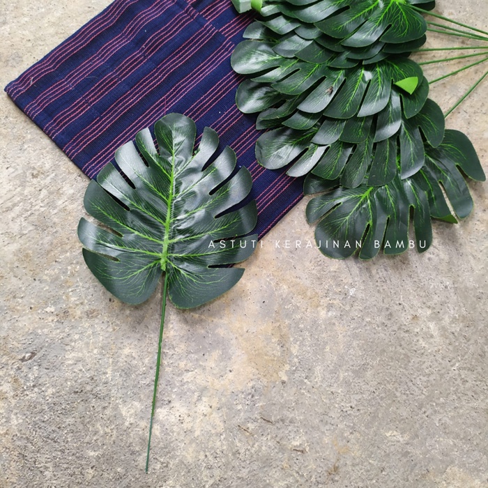 Daun Monstera Kecil/ daun artificial monstera/ jand bolong plastik/ daun palsu