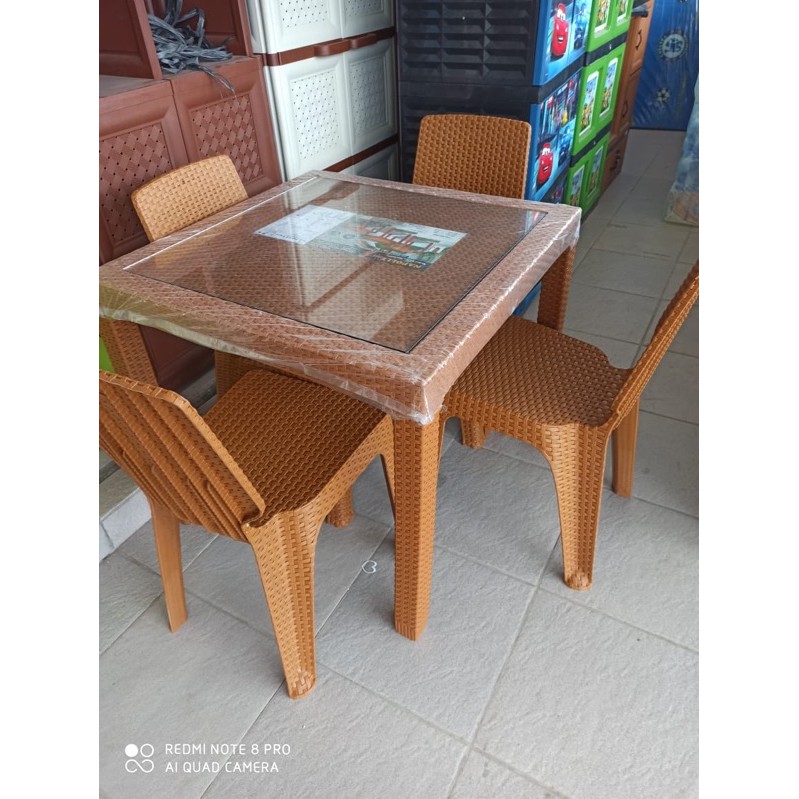 1 Set MEJA MAKAN ALAS KACA DAN KURSI PLASTIK NAPOLLY