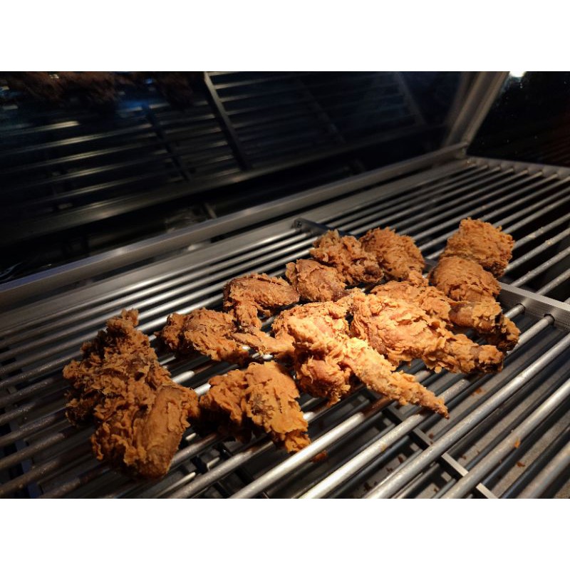 

Ayam Goreng 1 potong (Dada, Paha, Sayap)