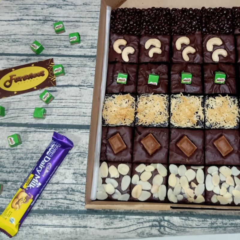 

Brownies Sekat Mix Topping Extra Large Murah 30 x 30 cm