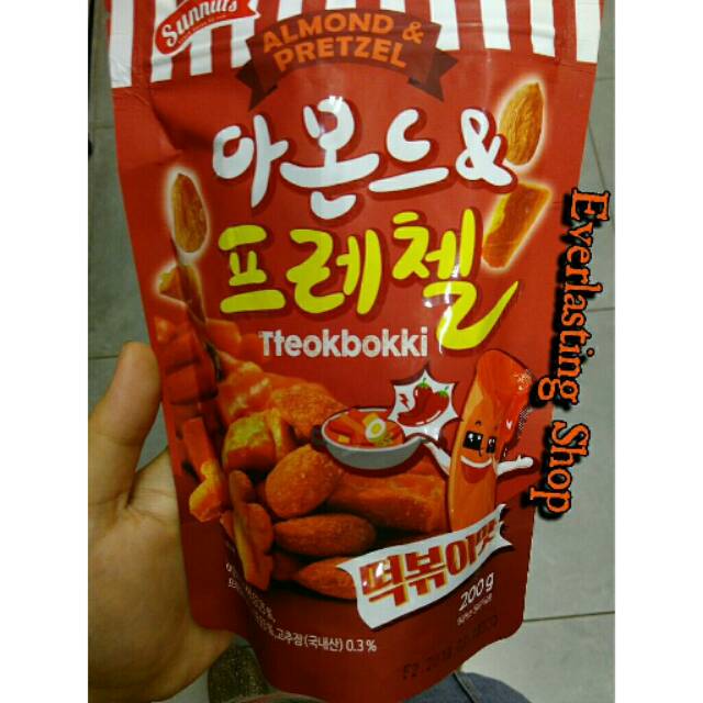 

Sunnuts Almond And Pretzel Tteokbokki ( Almonds Topokki Yopokki Korean Snack )