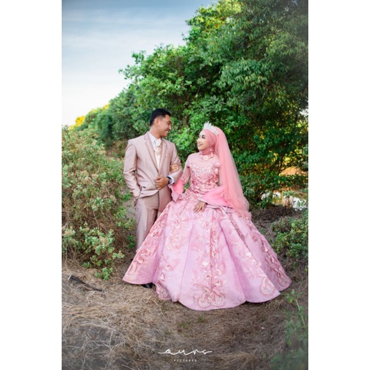 Gaun pengantin dusty pink.