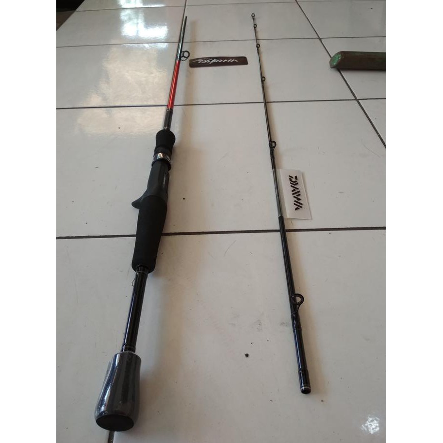 Joran Baitcasting Daiwa Crossfire 8-17lb 180cm Merah