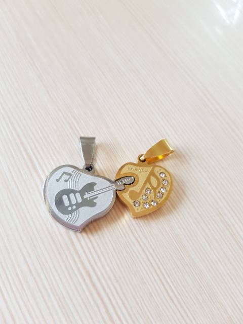 Liontin couple love with a guitar CP18