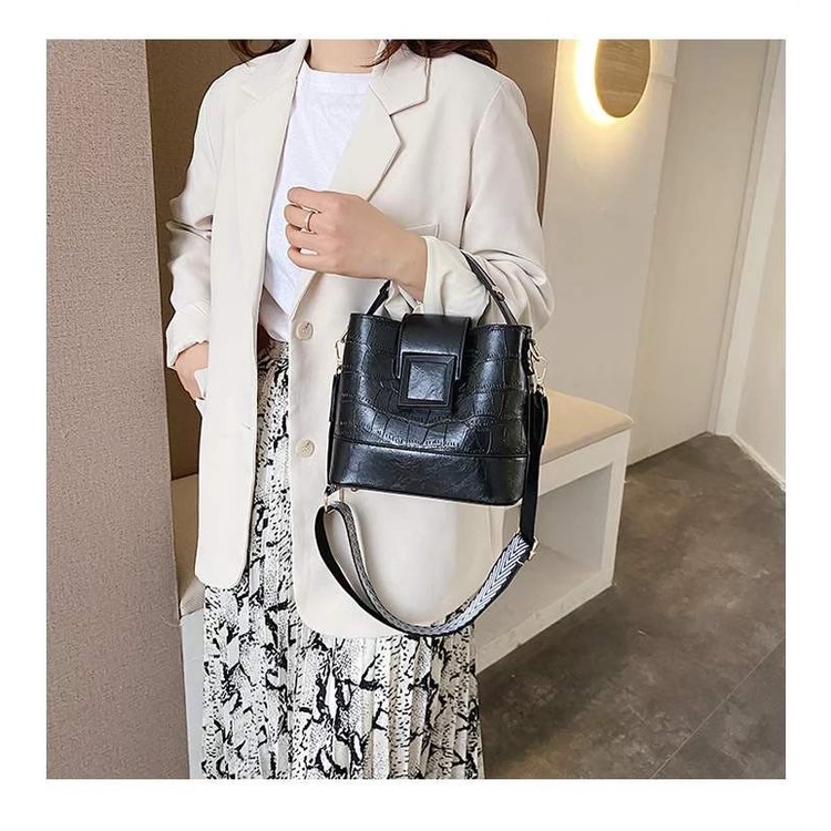 TAS SELEMPANG  UNTUK WANITA BAHAN CROCODILE SKIN BATAM  BISA JADI TAS JINJING ARS42B CROCO AMANDA
