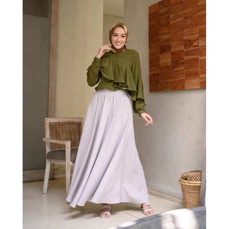 Claire Blouse Wearing Klamby