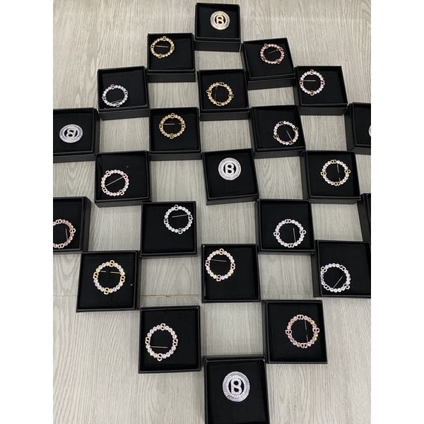 Victoria Round brooch dan Anna Round brooch Buttonscarves